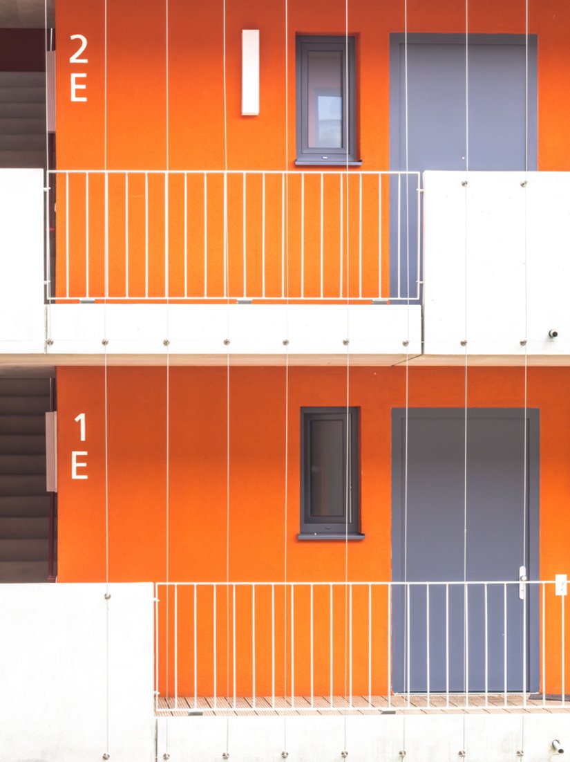 Wejścia do mieszkań znajdują się na pergolach rozmieszczonych dookoła budynku od wewnątrz i umożliwiają kontakt wzrokowy.