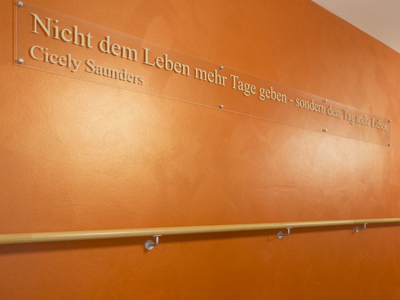 W korytarzach dominuje intensywny kolor pomarańczowy w postaci Creativ Lucento 83, który poprawia nastrój w połączeniu z mottem na ścianie.