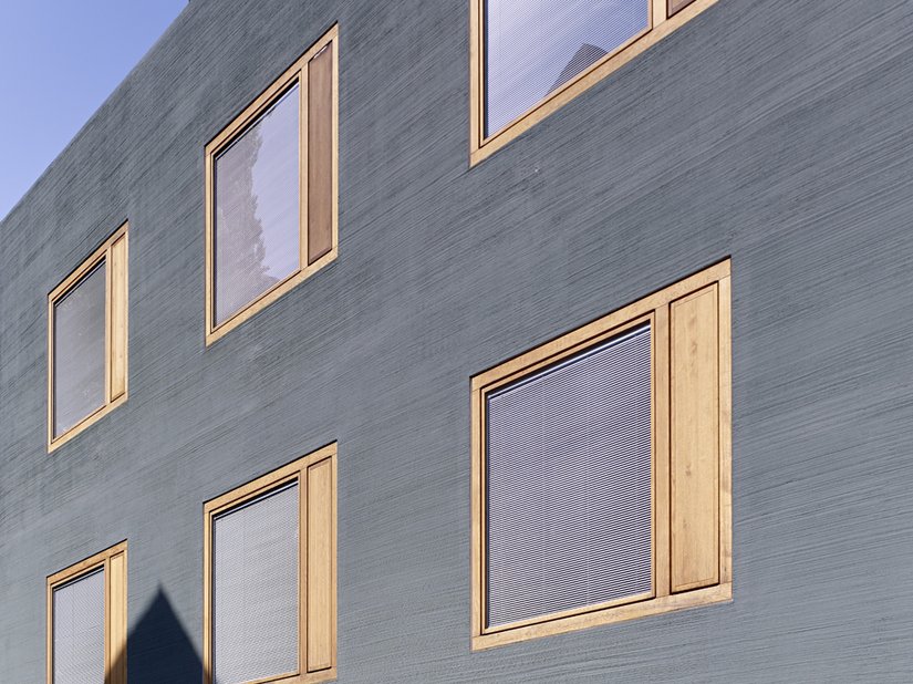 Okna z drewna dębowego są wbudowane na równi z powierzchnią elewacji.