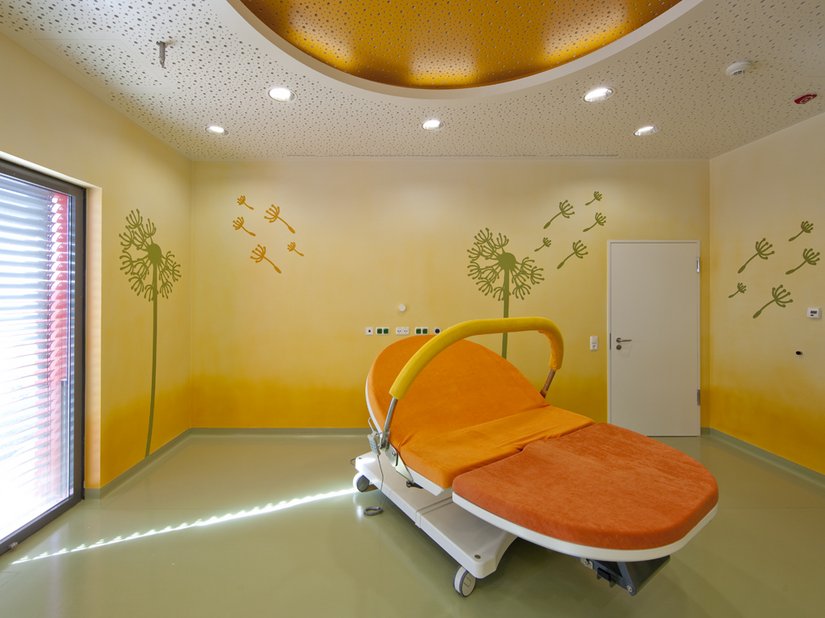Pokój dmuchawcowy – stylowe i przyjemne wykończenie pomieszczeń porodowych jest dobrze znane kobietom ciężarnym w Hanau i okolicy.