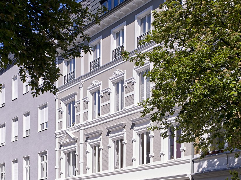 <p>Stylowa elewacja jawi się w ciepłym kolorze gołębiej szarości. Wyrazisty podział i ozdobne obramienia okienne zostały utrzymane w kolorze białym.</p>