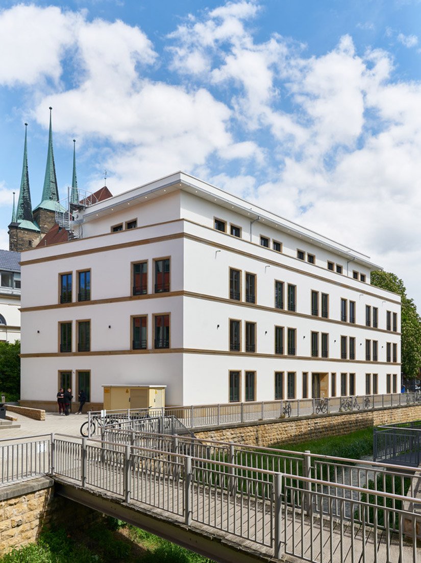 Budowa nowego biurowca w bezpośrednim sąsiedztwie erfurckiej katedry stanowi kluczowy element restrukturyzacji niegdyś przemysłowej dzielnicy Brühl.