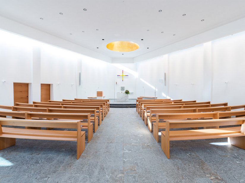 Prosta geometrycznie podstawa nowej nawy kościelnej zapewnia teraz 150 miejsc siedzących.