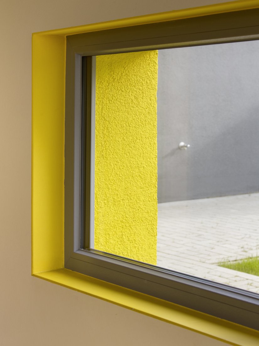 Kolor elewacji przechodzi przez ościeża okien do wnętrz pomieszczeń.