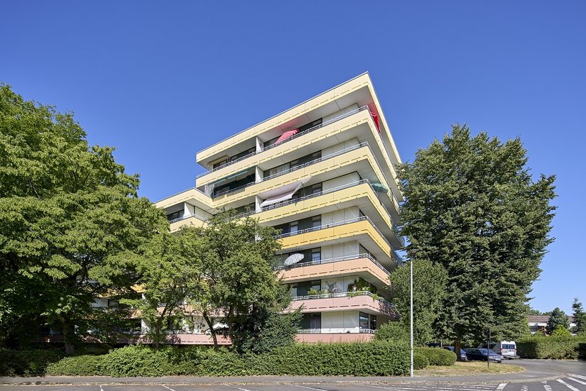 Lśniące zakończenie renowacji betonu: nowa aranżacja kolorystyczna nadaje dzielnicy żywego charakteru.