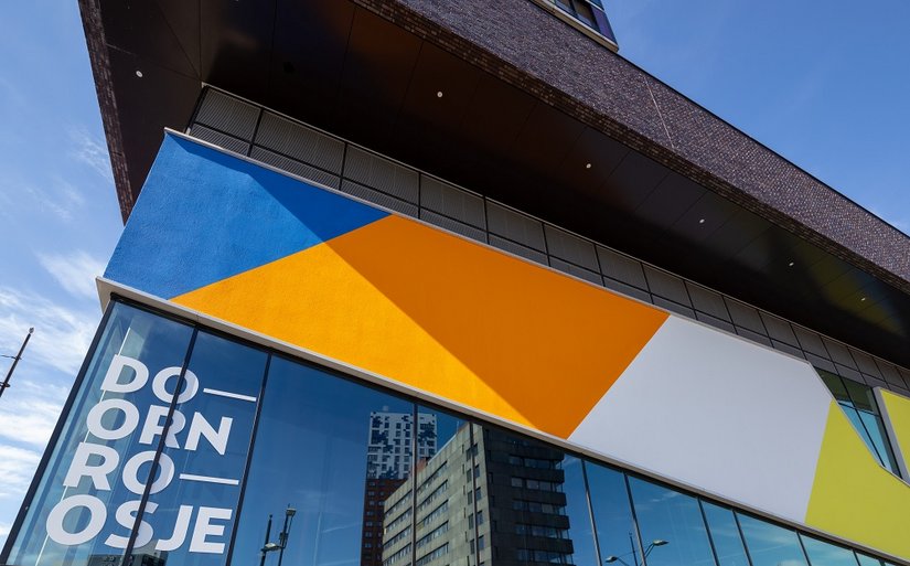 Kolory nawiązują do wszechświata LGBTQ+ – jako symbol różnorodności, wolności i akceptacji, którymi „Doornrosje” żyje od 1968 roku.