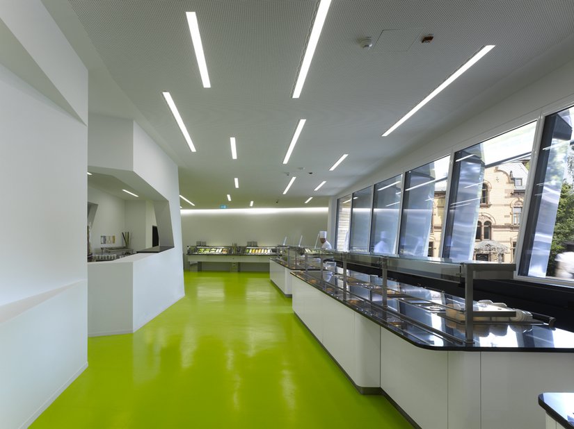 W budynku dominują kolory zielony i biały – w stołówce zapewniają one radosną atmosferę.