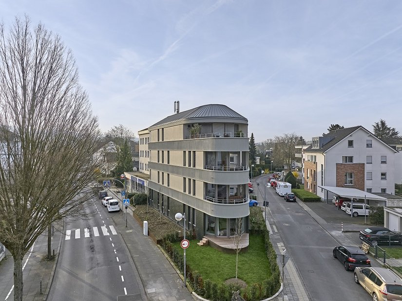 Udany projekt zespołu budynków mieszkalnych: istniejący obiekt, jego rozbudowa oraz nowy budynek tworzą spójną całość, harmonijnie wpisując się w otoczenie. Zaokrąglony szczyt nadaje narożnej zabudowie wyrazisty, miejski charakter.