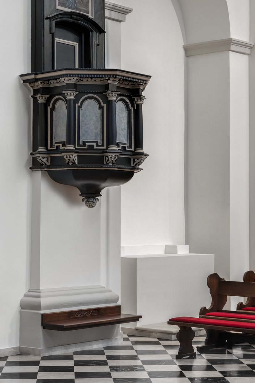 W pierwszym etapie ściany zostały zagruntowane preparatem Fondosil 1903. Ten wodorozcieńczalny, głęboko penetrujący koncentrat na bazie zolowo-krzemianowej skutecznie przygotowuje podłoże pod kolejne powłoki silikatowe.