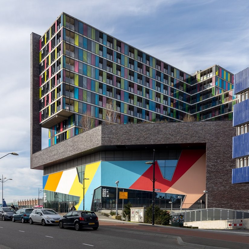 Harmonijna całość: nowo zaprojektowane parterowe kondygnacje klubu „Doornroosje” idealnie uzupełniają już pomalowane na różne kolory górne kondygnacje.