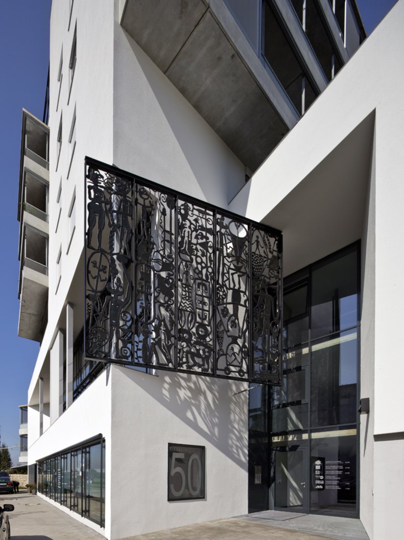 Kontrasty przy wejściu: płaskorzeźba z odlewu żelaznego o powierzchni 30 m² autorstwa lipskiego artysty Friedera Heinze.