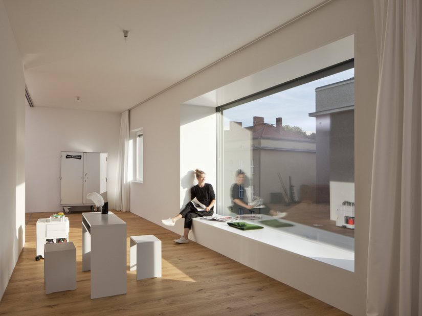 Meble okienne – szerokie ościeża ram gwarantują miejsca siedzące z widokiem.