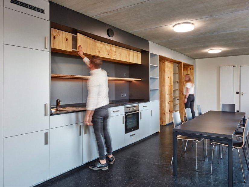 Każdy dom ma jedną wspólną przestrzeń i dodatkowe pomieszczenia socjalne na piętrach.
Zdjęcie © Sigurd Steinprinz / ACMS Archirtekten GmbH