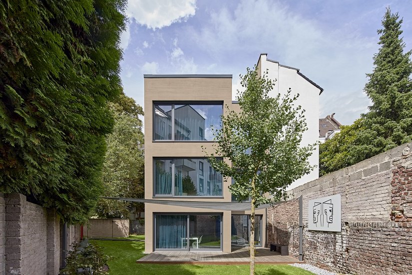 Niezwykły nowy budynek o ponadczasowej architekturze: ten niewielki, ale elegancki i doskonale przemyślany dom mieszkalny zachwyca oryginalnością, a jednocześnie harmonijnie wpisuje się w otoczenie.