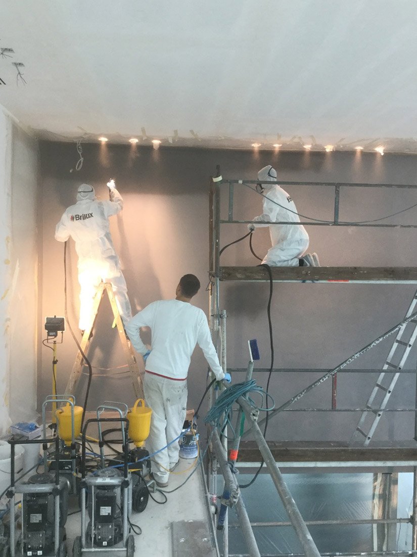 W ramach ekonomicznej aplikacji metodą natrysku malarze pokryli zagruntowane ściany lakierem Hydro-PU-Spray Seidenmattlack 2188 w żądanym kolorze antracytu, a jako wykończenie wierzchnie zastosowali Softfeel.