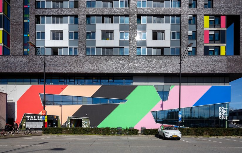 Design z przesłaniem: dziesięć jaskrawych kolorów ułożonych po przekątnej wyróżnia teraz piętra cokołowe ze wszystkich stron. Niegdyś szara piwnica tworzy teraz graficzne tło symbolizujące tolerancję, otwartość i kreatywną energię.