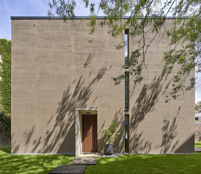 Najważniejszym elementem kompozycji jest elewacja: delikatna, pozioma struktura o grzebieniowym układzie na dużych powierzchniach tynku nadaje budynkowi poetycki, subtelny rytm. Kolorystyka w ciepłym odcieniu brązu została uzyskana przy użyciu tynku mineralnego Mineral-Leichtputz G 3679 i farby elewacyjnej Silicon-Fassadenfarbe 918 z formułą TSR.