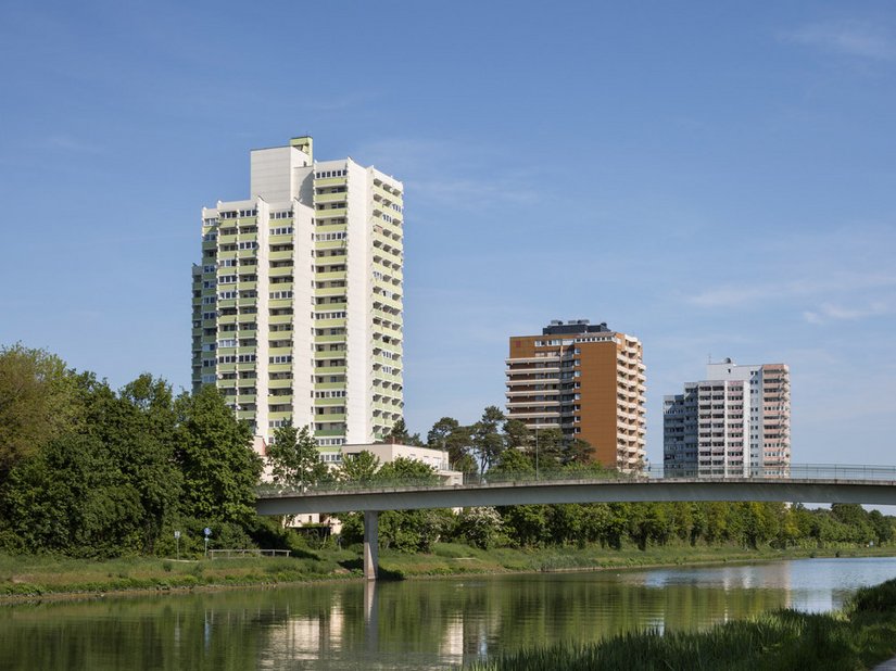 Widok na kompleksy wieżowców przy ulicy Europakanal.