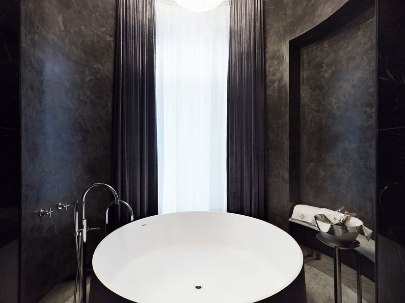 Czarne łazienki w apartamentach zostały wykończone z wykorzystaniem weneckiej techniki szpachlowania Stucco.