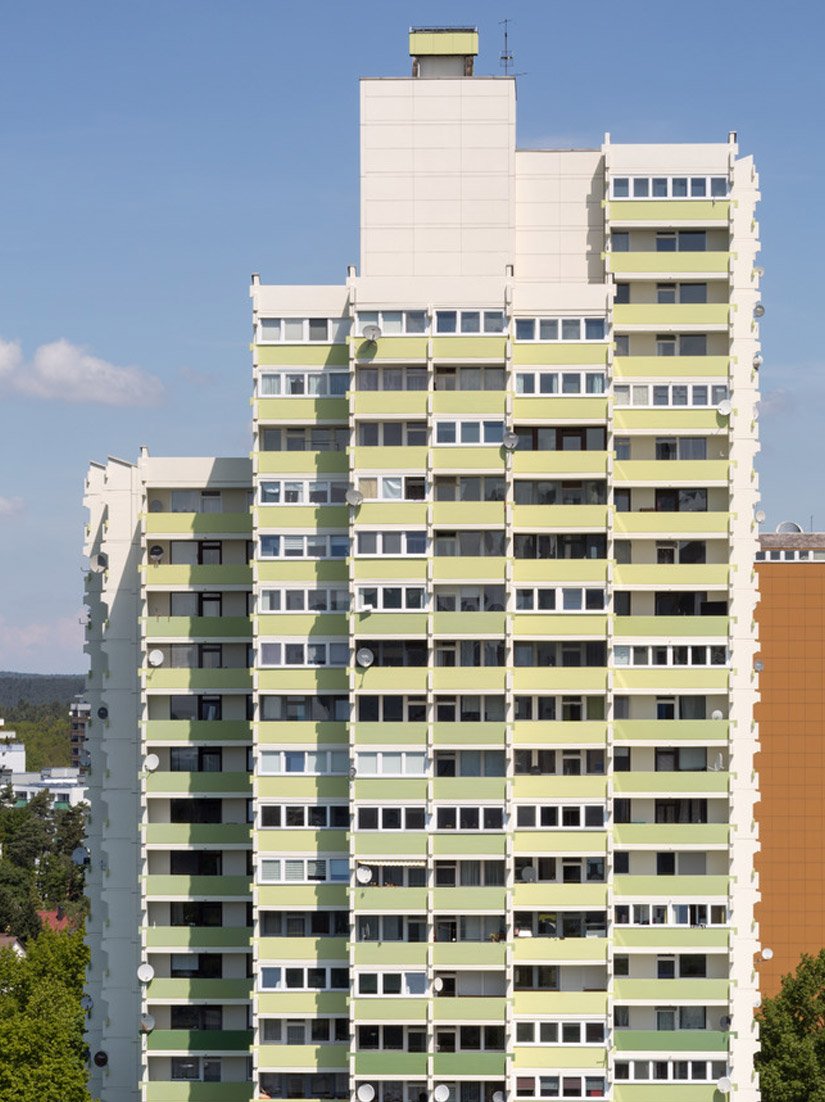 Dzięki zastosowaniu różnych balustrad balkonowych imponująca wysokość budynku została podzielona na mniejsze, bardziej przystępne etapy kolorystyczne. Umożliwiają one orientację do samego wierzchołka budynku.