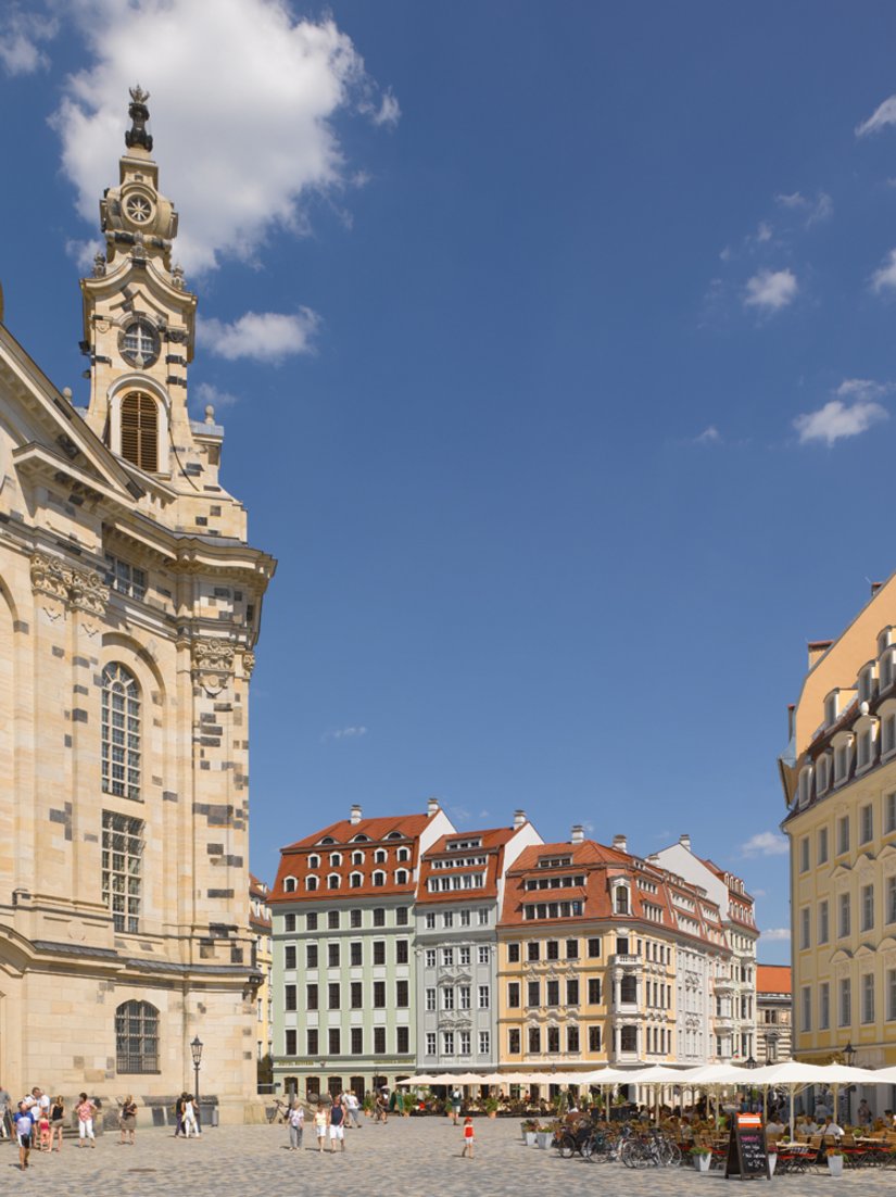 Imponujące perspektywy: Quartier II od wschodniej strony przylega bezpośrednio do kościoła Frauenkirche. Na tym zdjęciu widać trzy z czterech budynków z przodu oraz początek ulicy Rampische Straße.