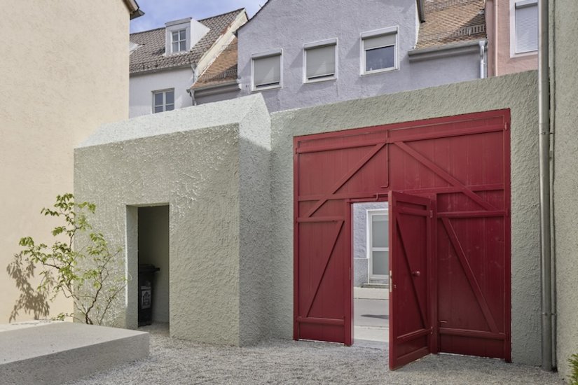 Wyrazista czerwona brama dziedzińcowa ze zintegrowanymi drzwiami przejściowymi stanowi wyrazisty akcent w wewnętrznym dziedzińcu. Pomieszczenie na śmieci zostało dyskretnie wkomponowane w fasadę, zachowując charakter obiektu. Powierzchnie tynków pokryto mineralną dyspersją elewacyjną Ultrasil 1901, a elementy drewniane wykończono Lignodur Solvo Guard 885.