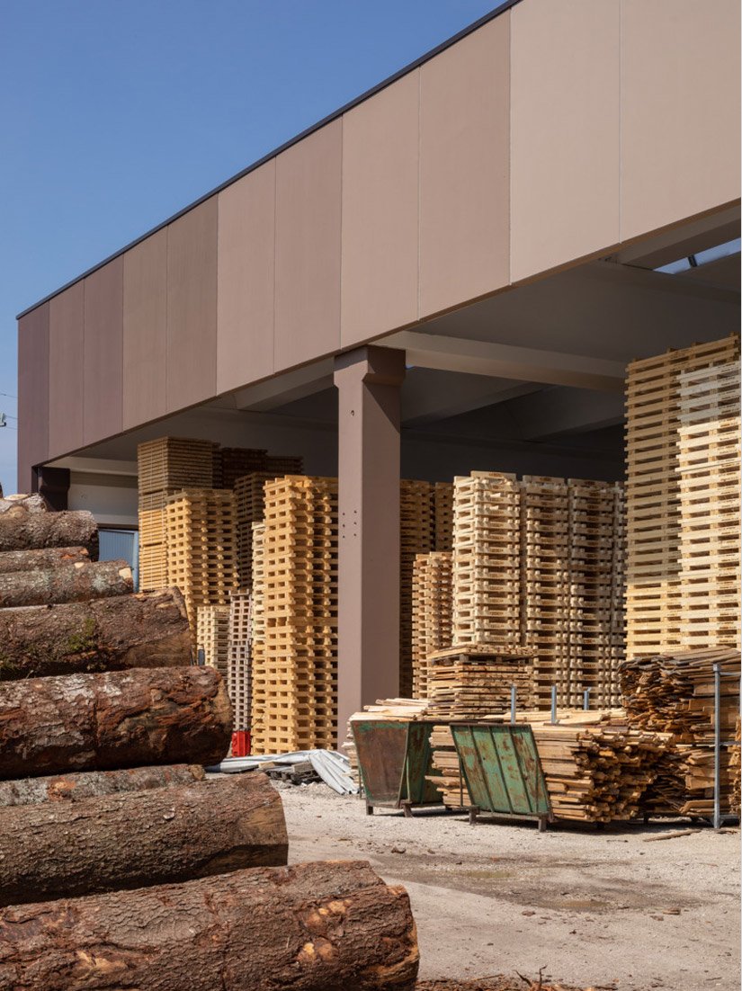 Firma Positello Imballaggi produkuje indywidualne opakowania z drewna. Koncepcja kolorystyczna budynku firmy została opracowana z myślą o działalności przedsiębiorstwa.