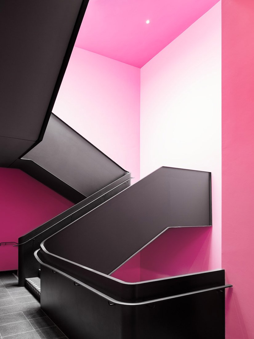 Klatki schodowe mają postać "kolorowych pomieszczeń przejściowych" – zostały całopowierzchniowo pokryte różnymi kolorami.