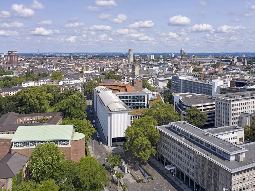 Budynek jest położony w prominentnej dzielnicy bankowej w Kolonii bezpośrednio przy placu Börsenplatz, a jego elewacja jest wykonana z betonu licowego o dużym znaczeniu dla architektury miasta.