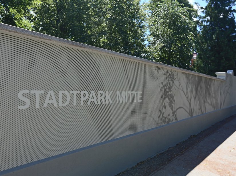 Publiczny park miejski znajdujący się za murami został &quot;przedstawiony&quot; na ich froncie.