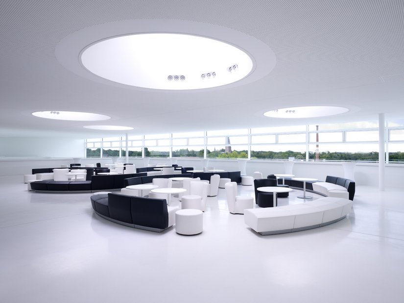 Podniebna strefa wypoczynkowa – czarne, skórzane fotele stanowią piękny akcent na białym tle.